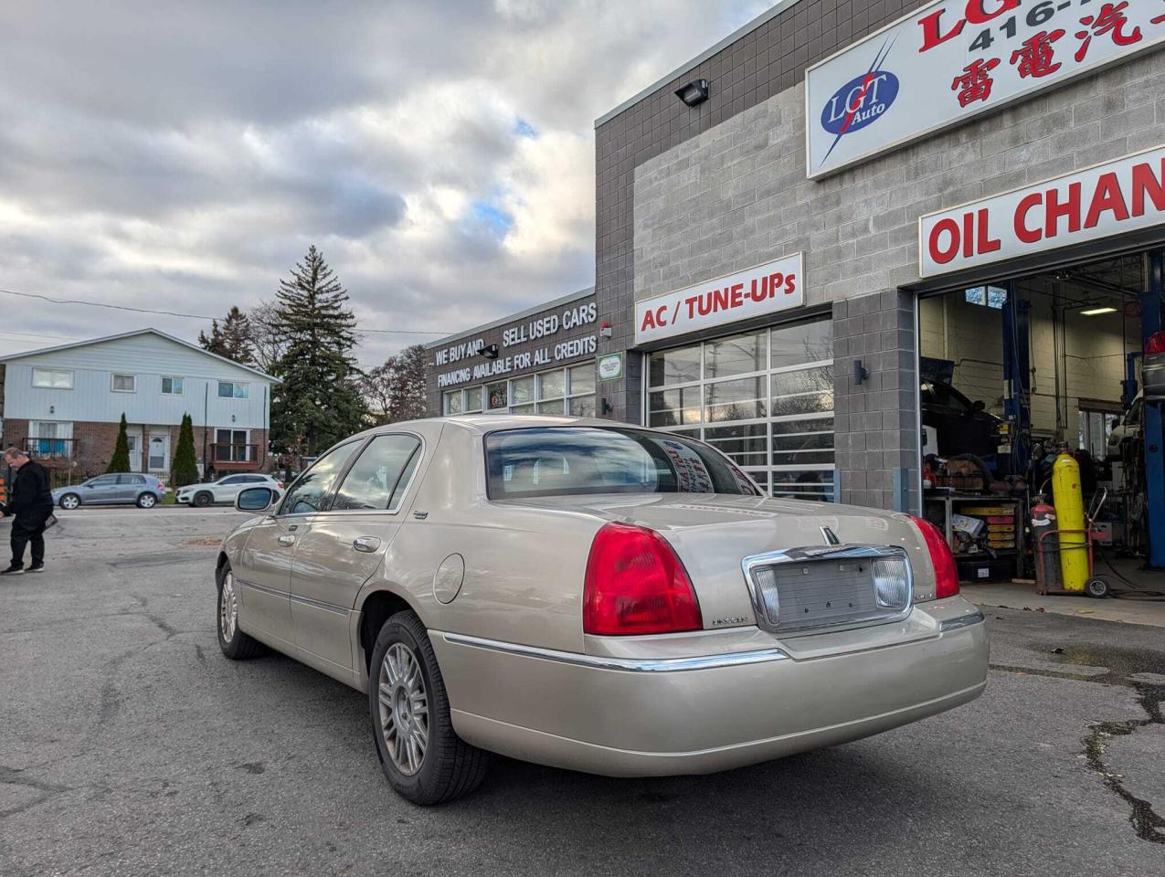 2011 Lincoln Town Car 4dr Sdn Signature Limited Photo