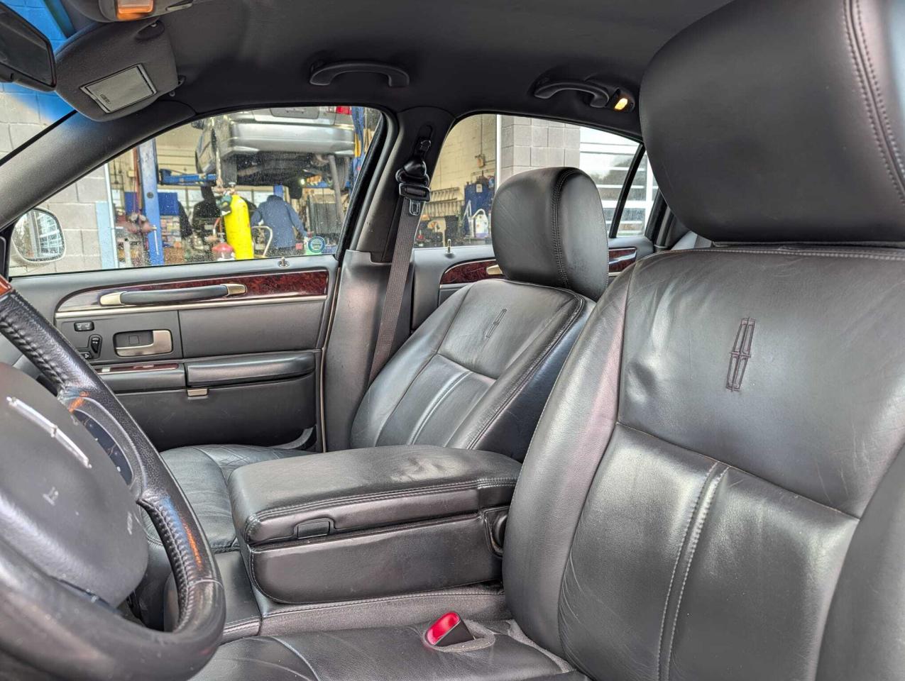 2011 Lincoln Town Car 4dr Sdn Signature Limited Photo