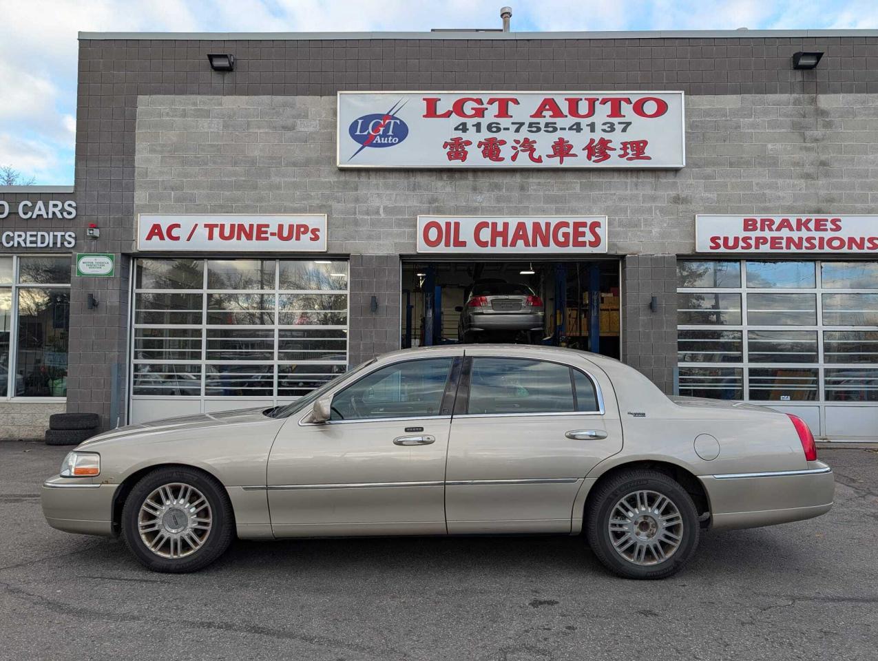 2011 Lincoln Town Car 4dr Sdn Signature Limited Photo