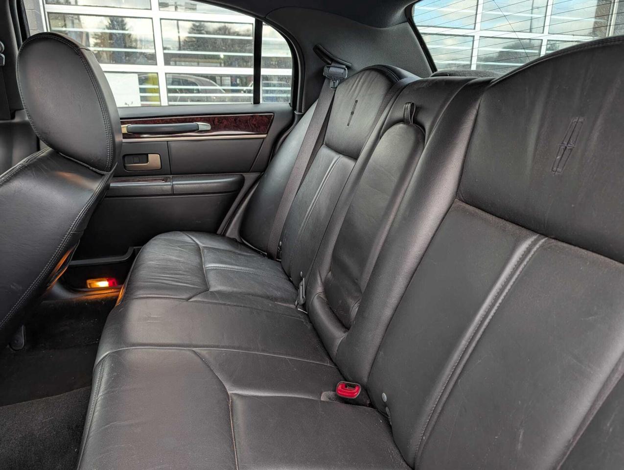 2011 Lincoln Town Car 4dr Sdn Signature Limited Photo