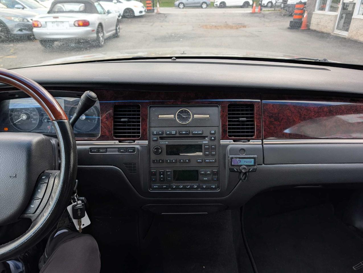 2011 Lincoln Town Car 4dr Sdn Signature Limited Photo