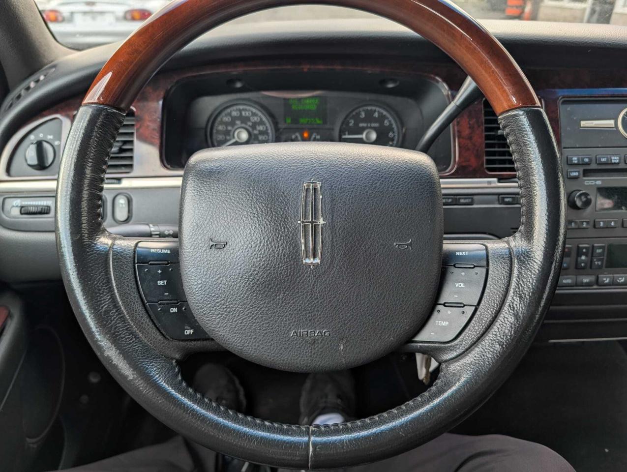 2011 Lincoln Town Car 4dr Sdn Signature Limited Photo