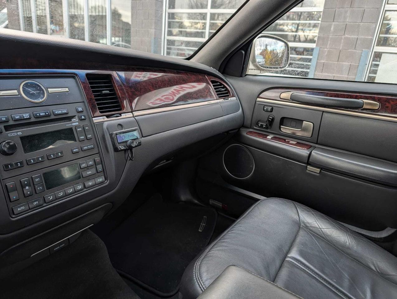 2011 Lincoln Town Car 4dr Sdn Signature Limited Photo