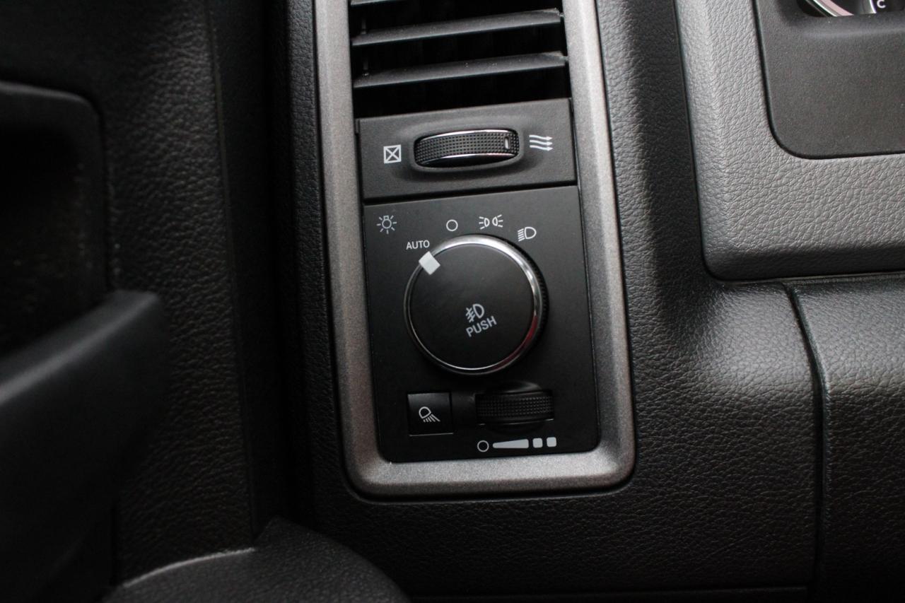 2018 RAM 1500 Tradesman Crew Cab 4WD 5.7L HEMI NO ACCIDENT SAFET Photo