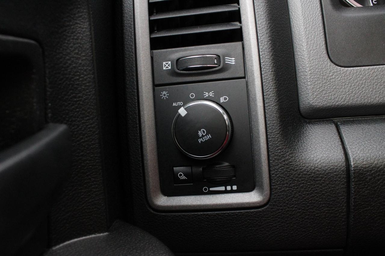 2018 RAM 1500 Tradesman Crew Cab 4WD 5.7L HEMI NO ACCIDENT SAFET Photo