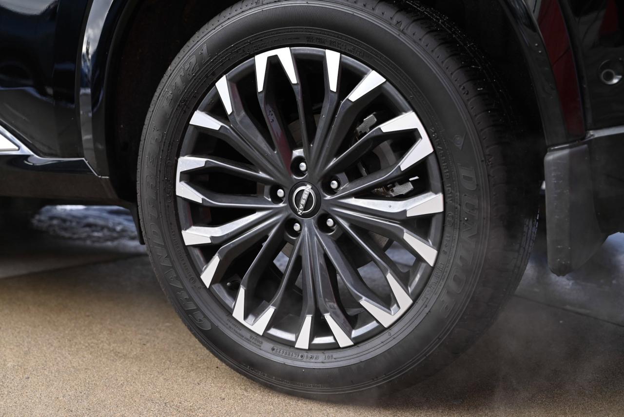 2025 Nissan Rogue Platinum/ Nissan Company Vehicle Photo4