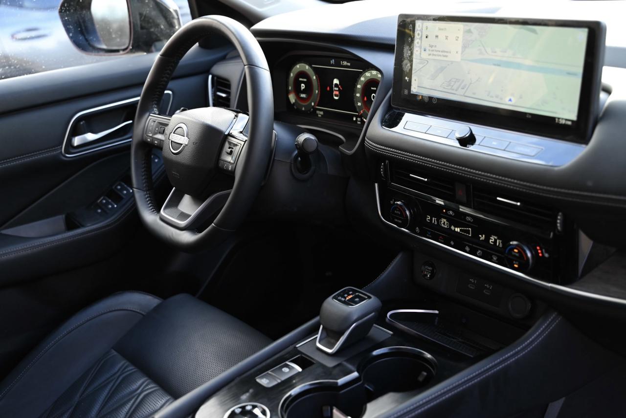 2025 Nissan Rogue Platinum/ Nissan Company Vehicle Photo