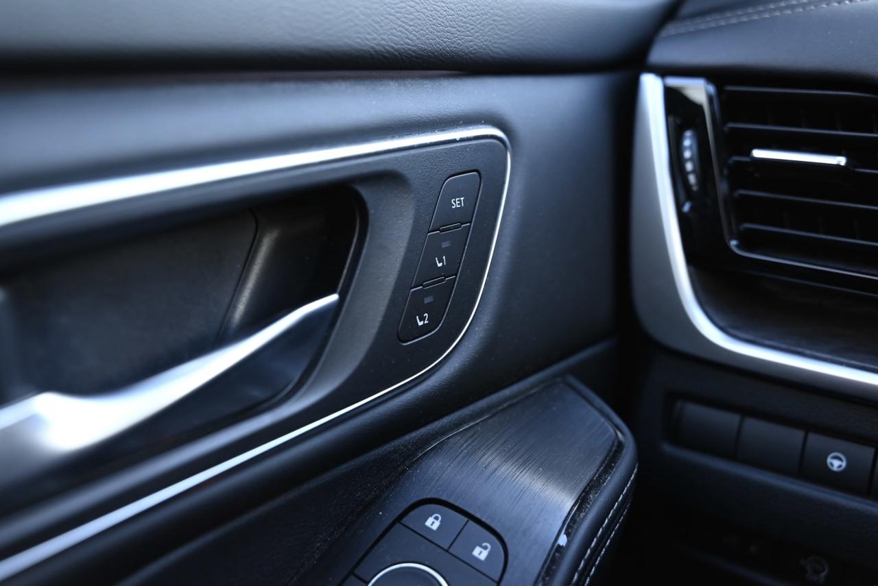 2025 Nissan Rogue Platinum/ Nissan Company Vehicle Photo