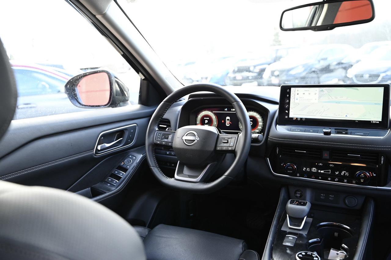 2025 Nissan Rogue Platinum/ Nissan Company Vehicle Photo