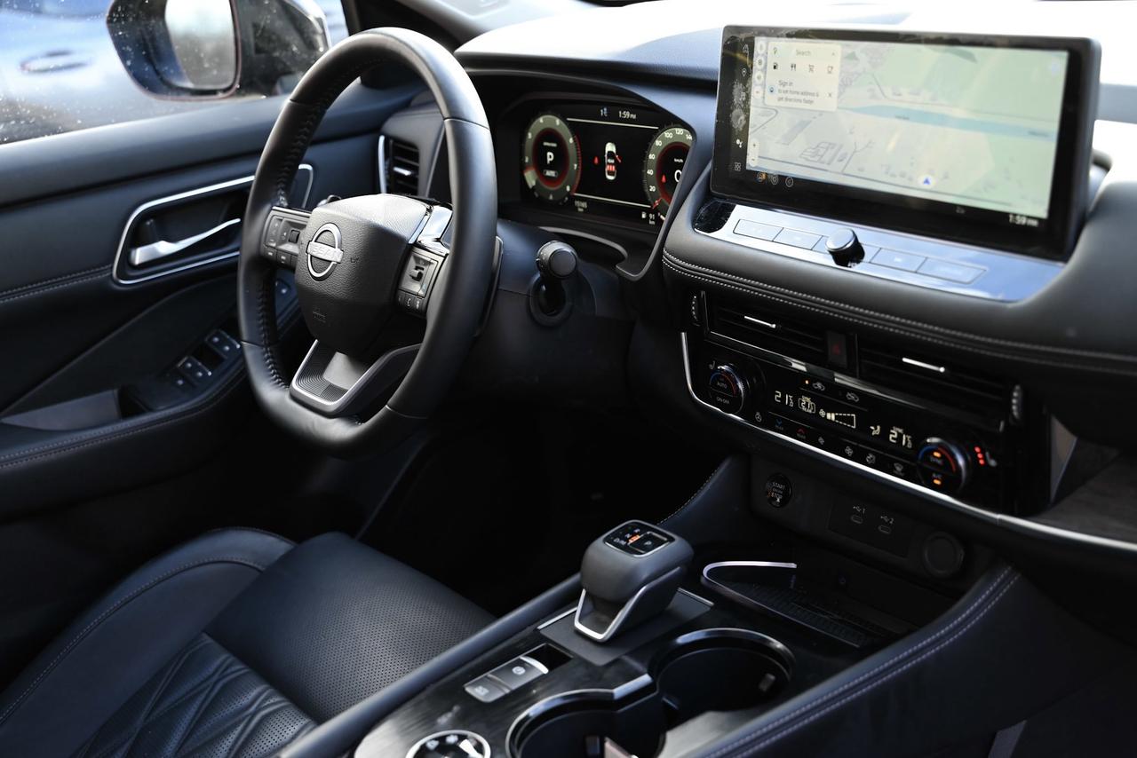 2025 Nissan Rogue Platinum/ Nissan Company Vehicle Photo