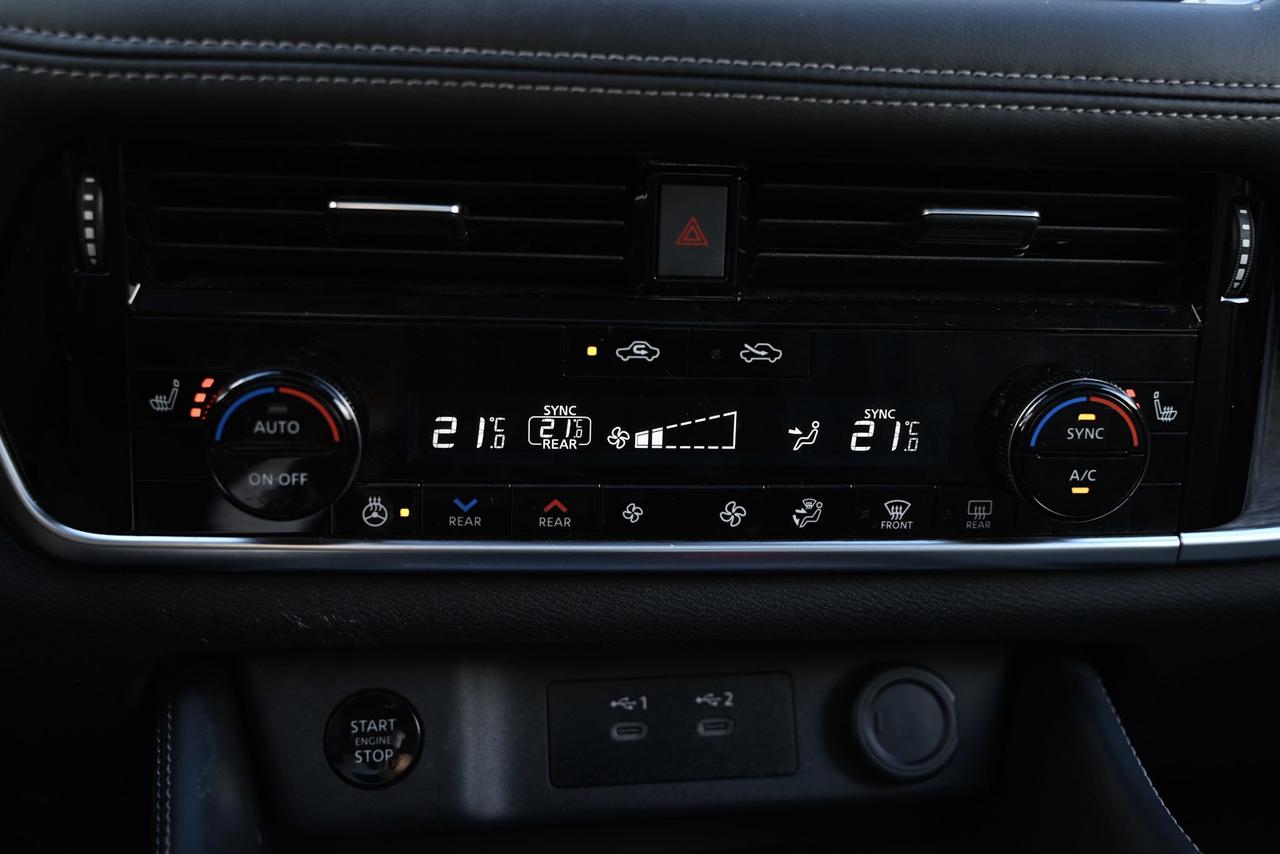 2025 Nissan Rogue Platinum/ Nissan Company Vehicle Photo
