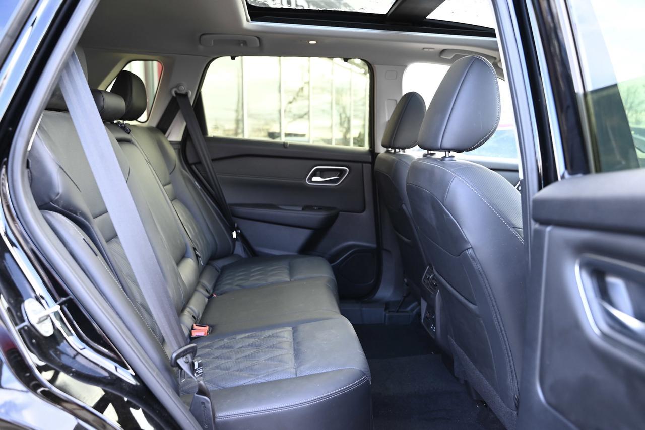 2025 Nissan Rogue Platinum/ Nissan Company Vehicle Photo