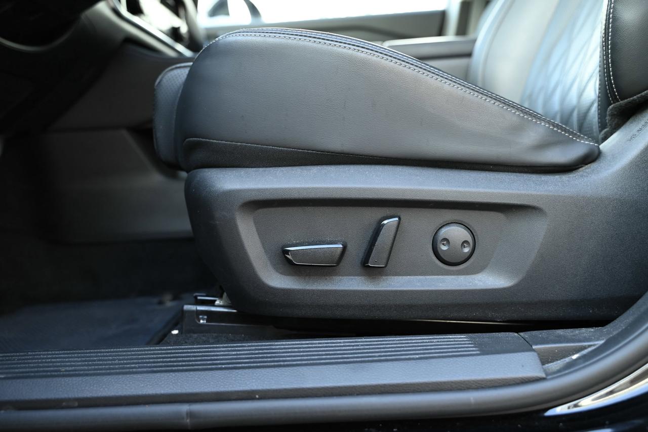 2025 Nissan Rogue Platinum/ Nissan Company Vehicle Photo