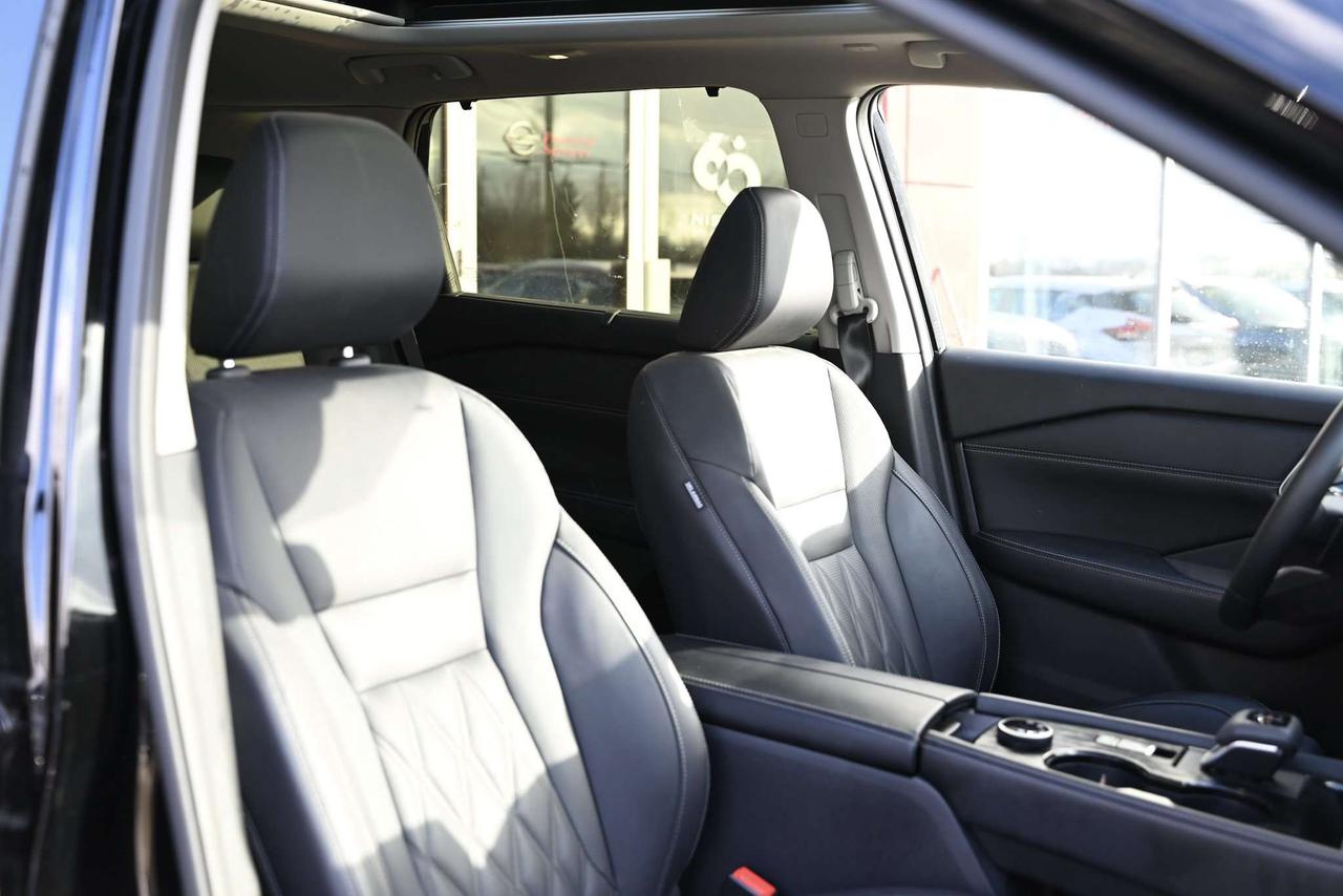 2025 Nissan Rogue Platinum/ Nissan Company Vehicle Photo