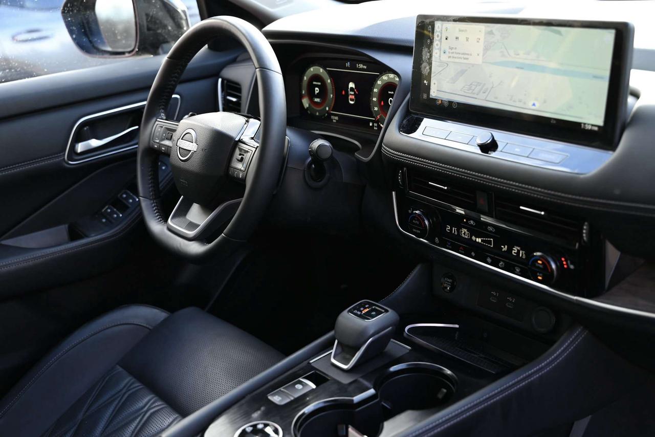 2025 Nissan Rogue Platinum/ Nissan Company Vehicle Photo
