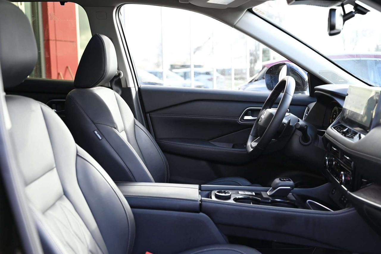 2025 Nissan Rogue Platinum/ Nissan Company Vehicle Photo
