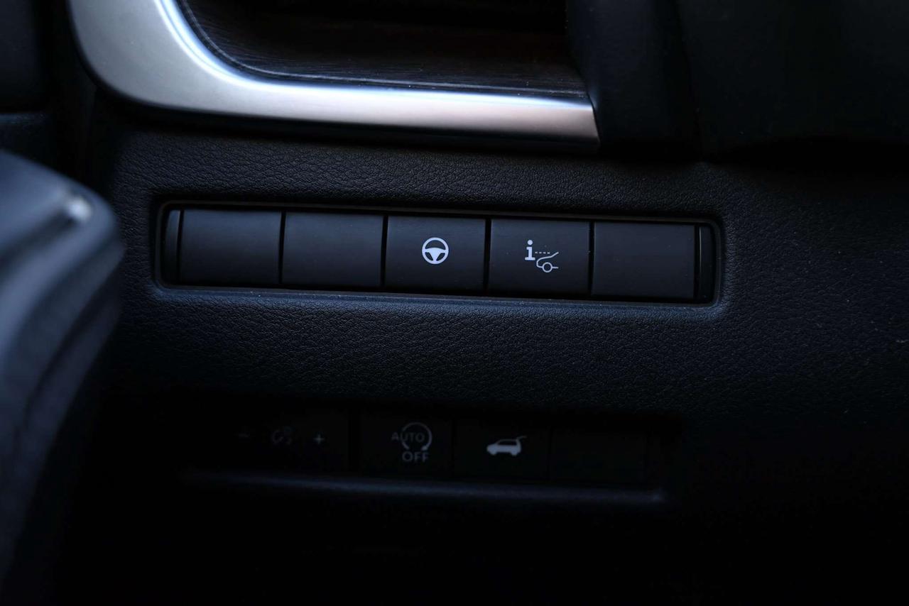 2025 Nissan Rogue Platinum/ Nissan Company Vehicle Photo