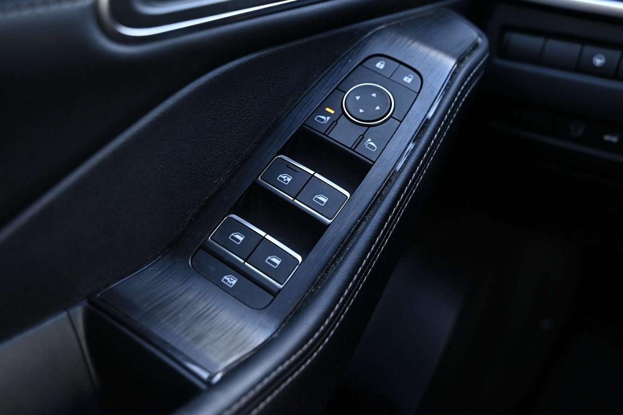 2025 Nissan Rogue Platinum/ Nissan Company Vehicle Photo