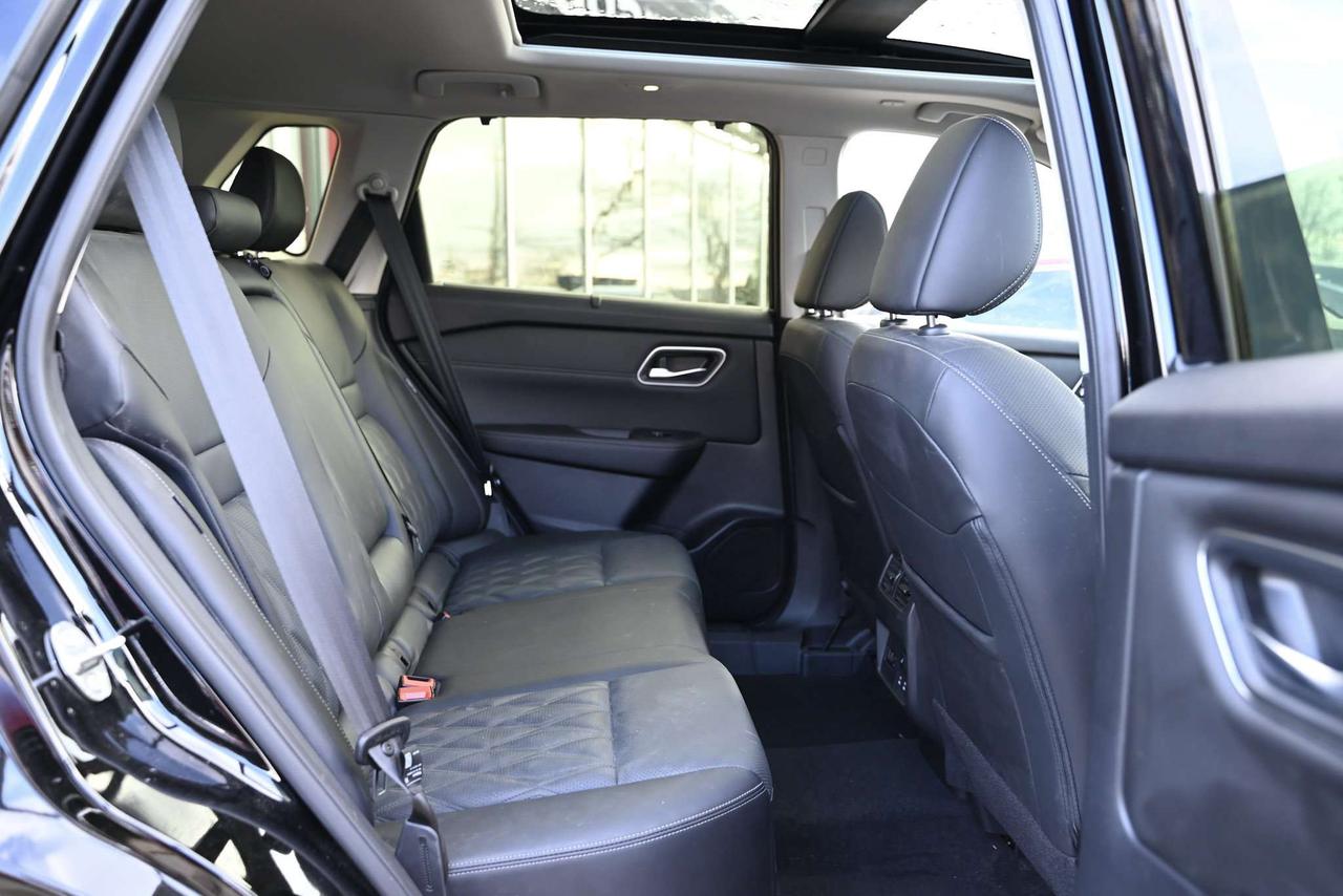 2025 Nissan Rogue Platinum/ Nissan Company Vehicle Photo