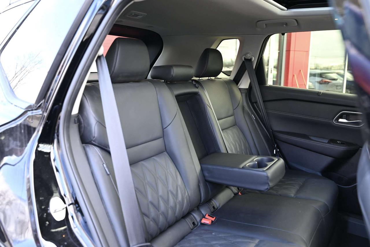 2025 Nissan Rogue Platinum/ Nissan Company Vehicle Photo