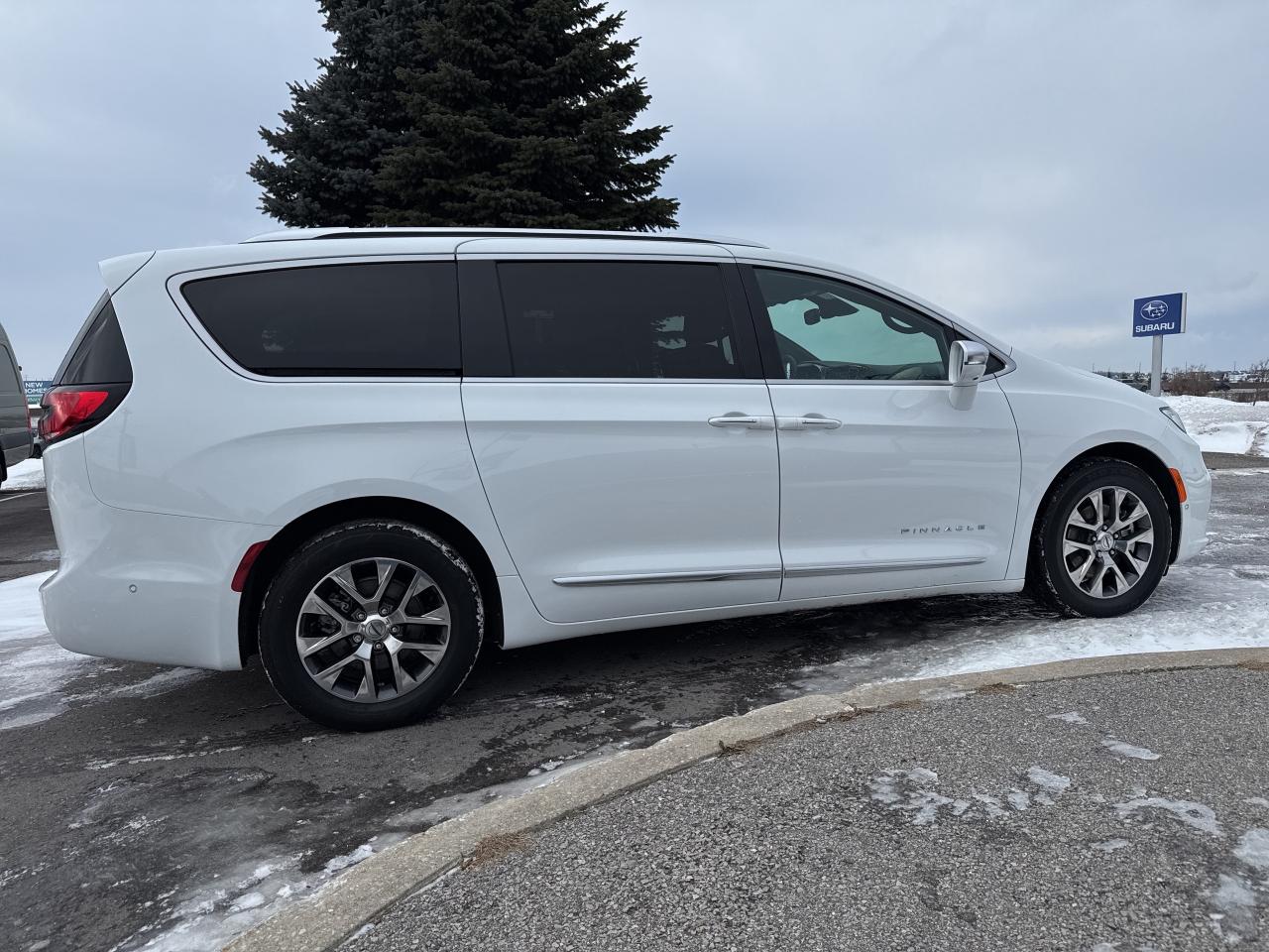 2024 Chrysler Pacifica Hybrid Navi Pwr Sunroof B-Cam Rain Sensing Photo4