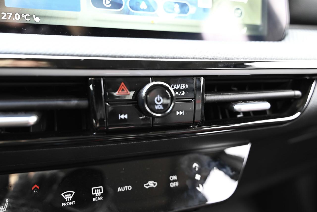 2025 Nissan Kicks SR/ Fully loaded/ AWD/ Nissan Company Kicks/ ONLY Photo