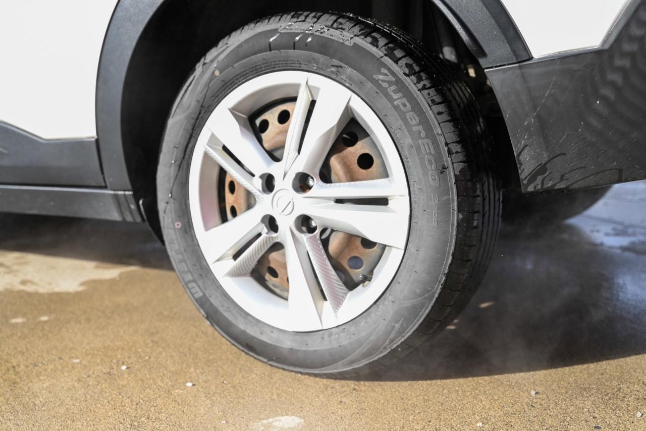 2019 Nissan Kicks S Photo3