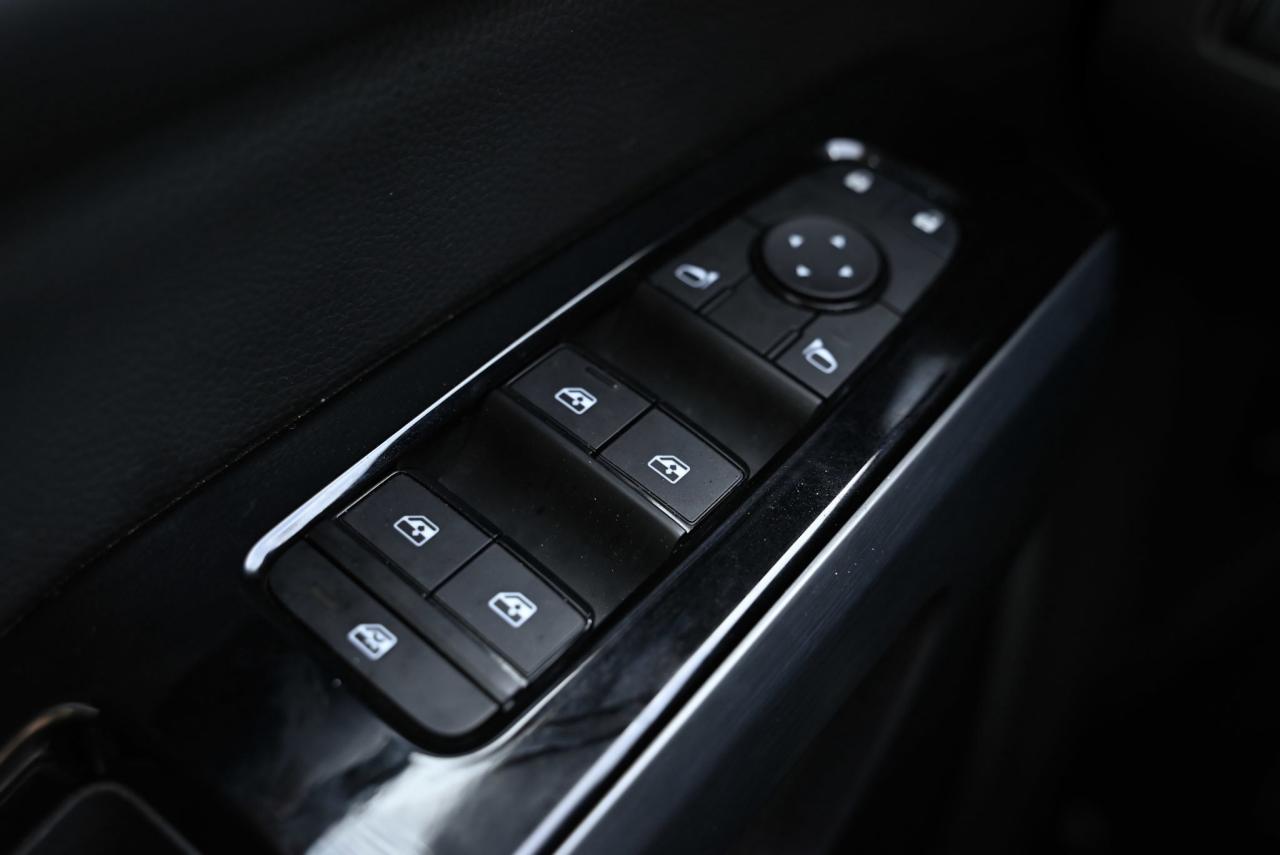 2024 Nissan Pathfinder Platinum/ Nissan Company Vehicle/Only 12,000 kilo Photo