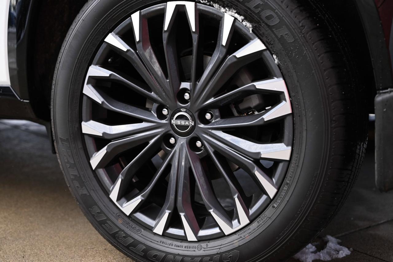 2025 Nissan Rogue Platinum/ AWD/ ONLY 8700 kilo/ Nissan Company Vehi Photo4