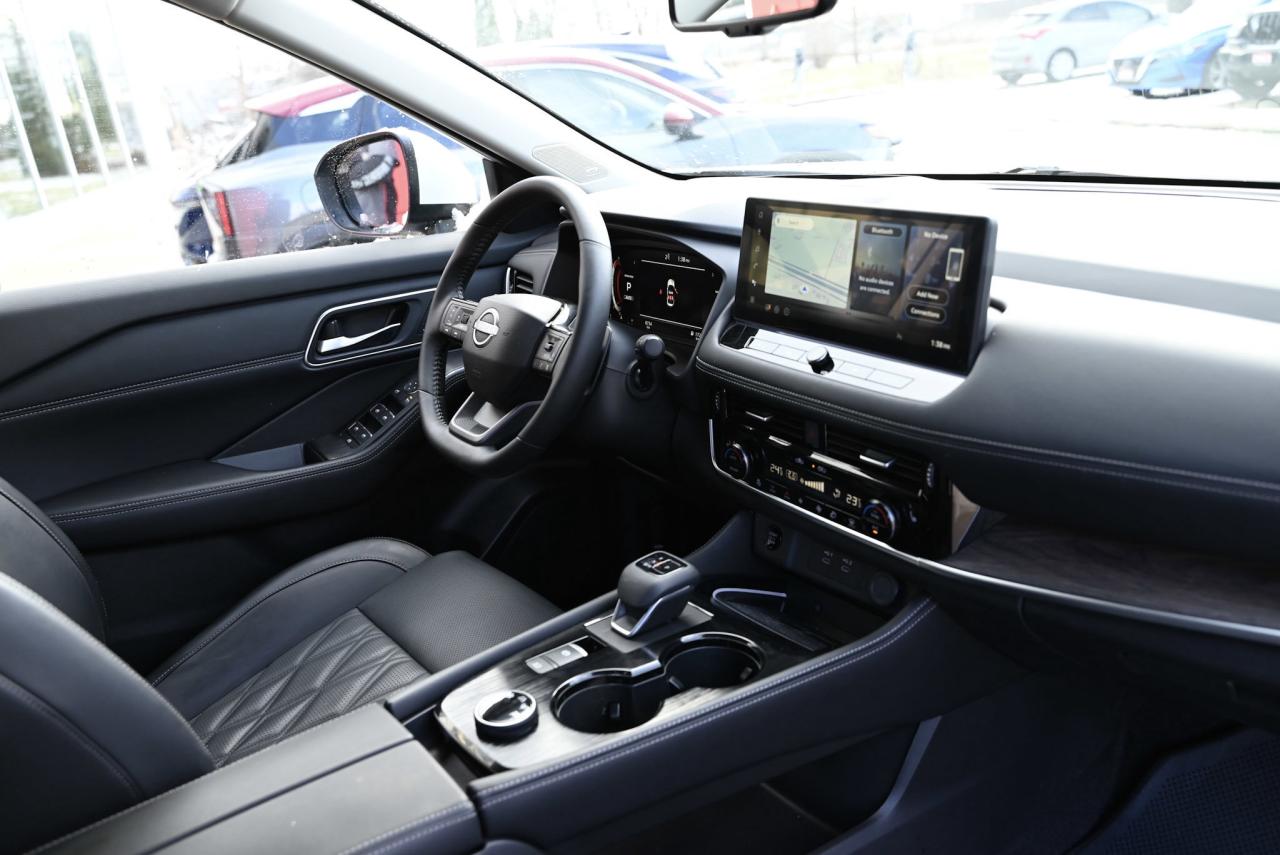 2025 Nissan Rogue Platinum/ AWD/ ONLY 8700 kilo/ Nissan Company Vehi Photo