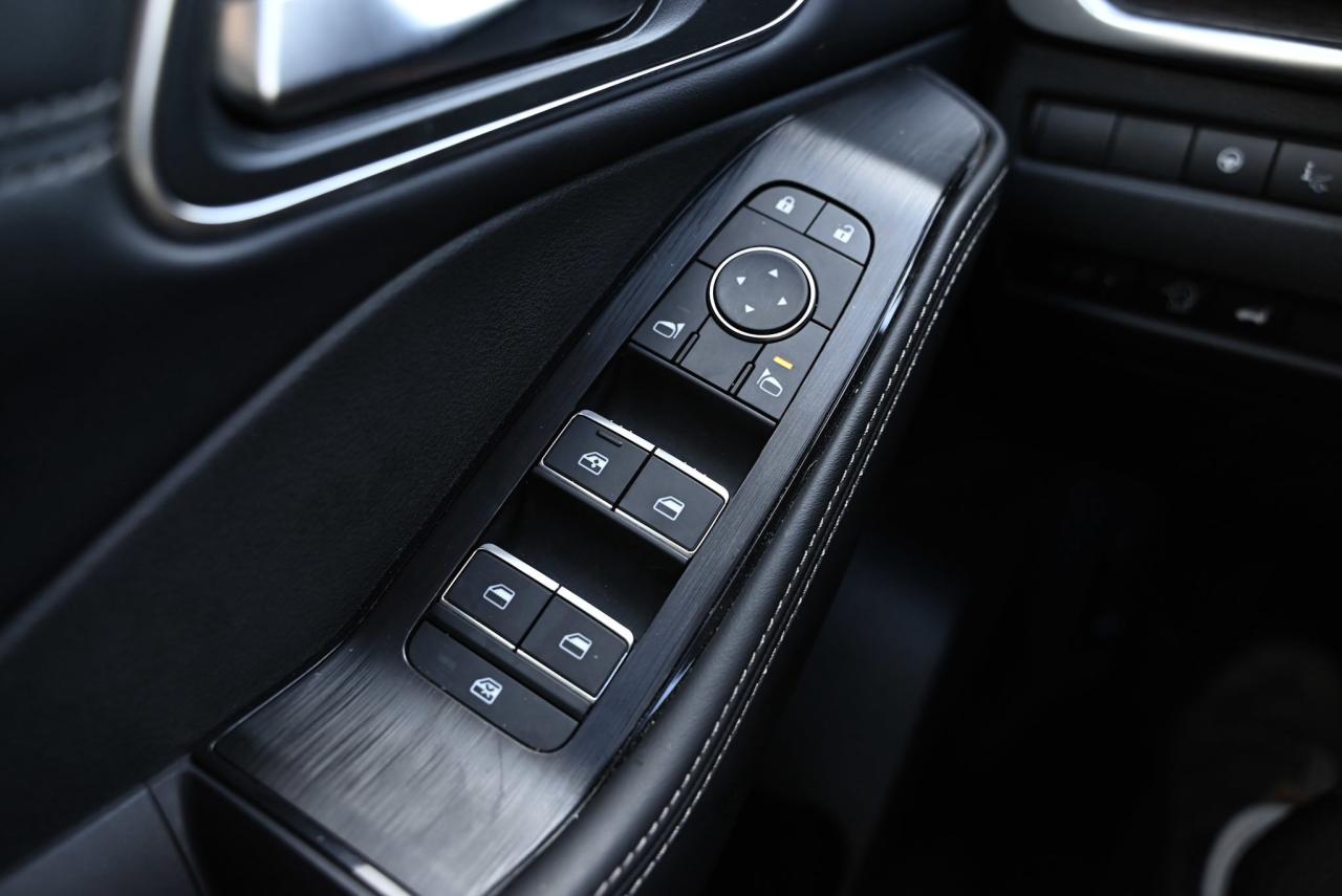 2025 Nissan Rogue Platinum/ AWD/ ONLY 8700 kilo/ Nissan Company Vehi Photo