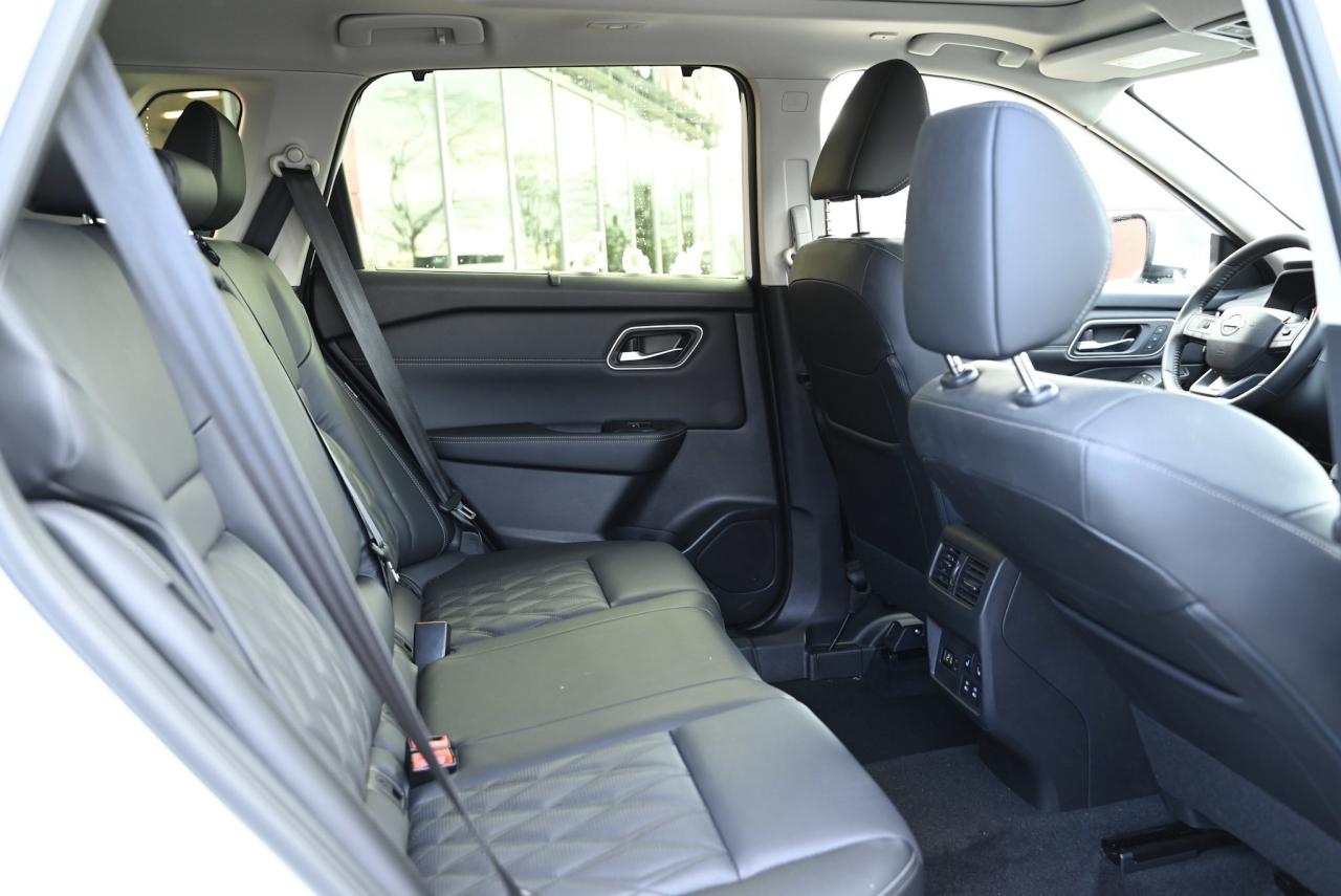 2025 Nissan Rogue Platinum/ AWD/ ONLY 8700 kilo/ Nissan Company Vehi Photo