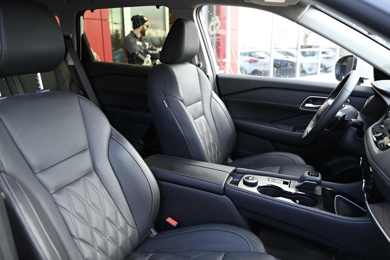 2025 Nissan Rogue Platinum/ AWD/ ONLY 8700 kilo/ Nissan Company Vehi Photo