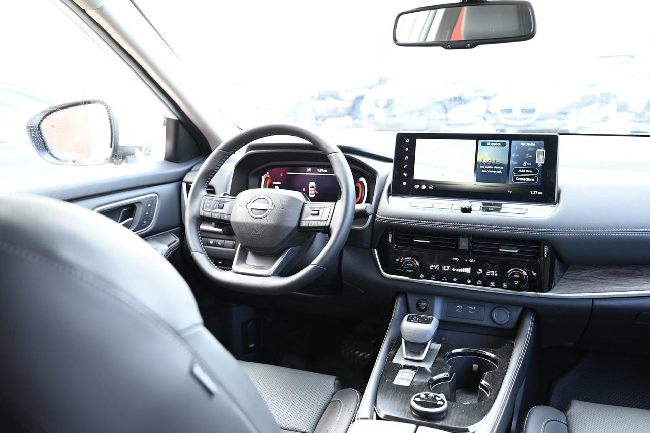 2025 Nissan Rogue Platinum/ AWD/ ONLY 8700 kilo/ Nissan Company Vehi Photo