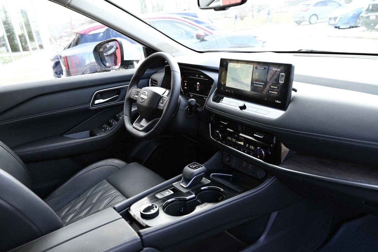 2025 Nissan Rogue Platinum/ AWD/ ONLY 8700 kilo/ Nissan Company Vehi Photo