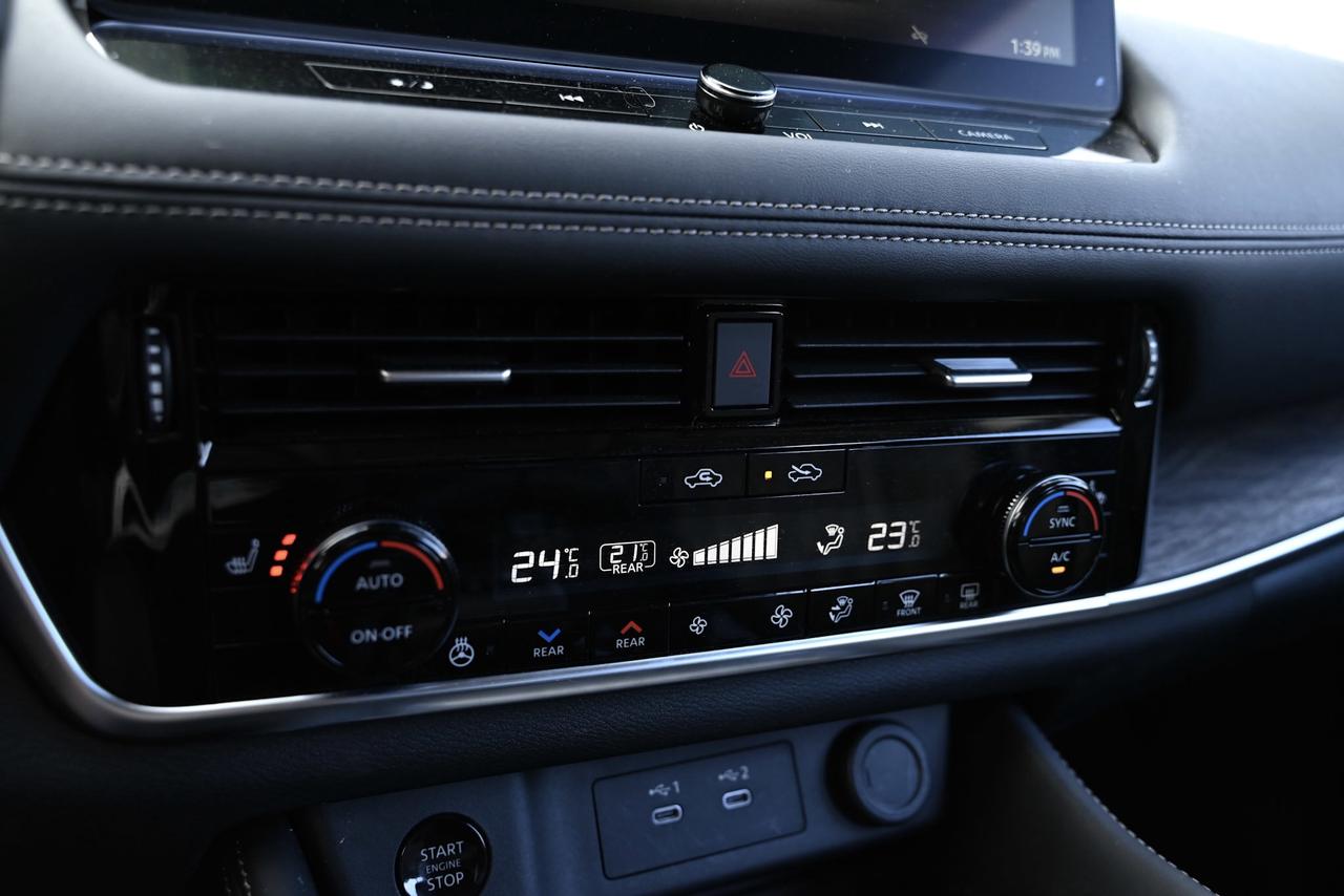 2025 Nissan Rogue Platinum/ AWD/ ONLY 8700 kilo/ Nissan Company Vehi Photo