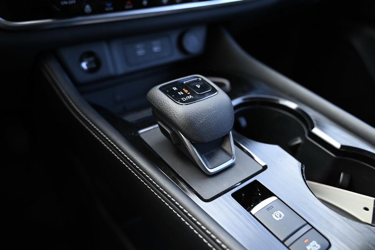 2025 Nissan Rogue Platinum/ AWD/ ONLY 8700 kilo/ Nissan Company Vehi Photo