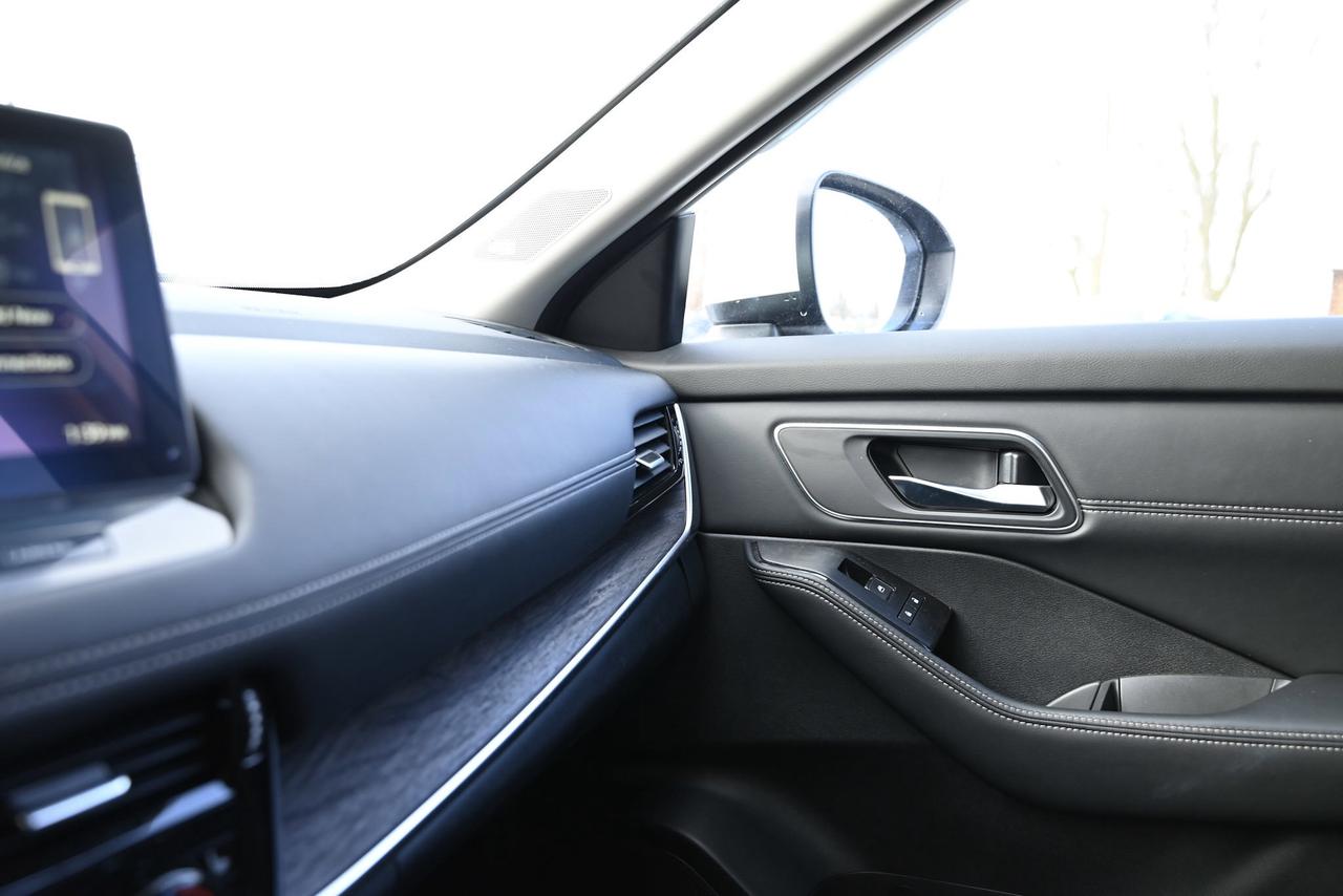 2025 Nissan Rogue Platinum/ AWD/ ONLY 8700 kilo/ Nissan Company Vehi Photo