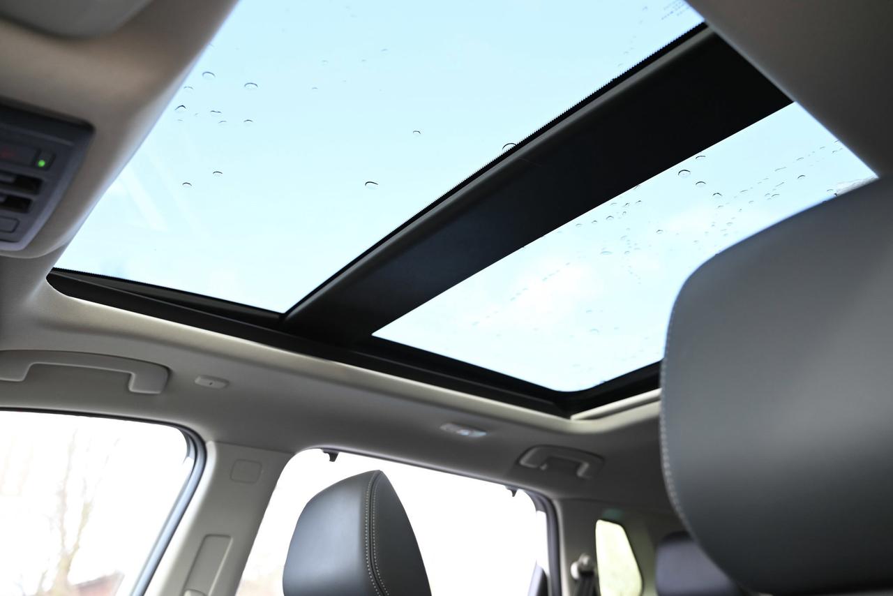 2025 Nissan Rogue Platinum/ AWD/ ONLY 8700 kilo/ Nissan Company Vehi Photo