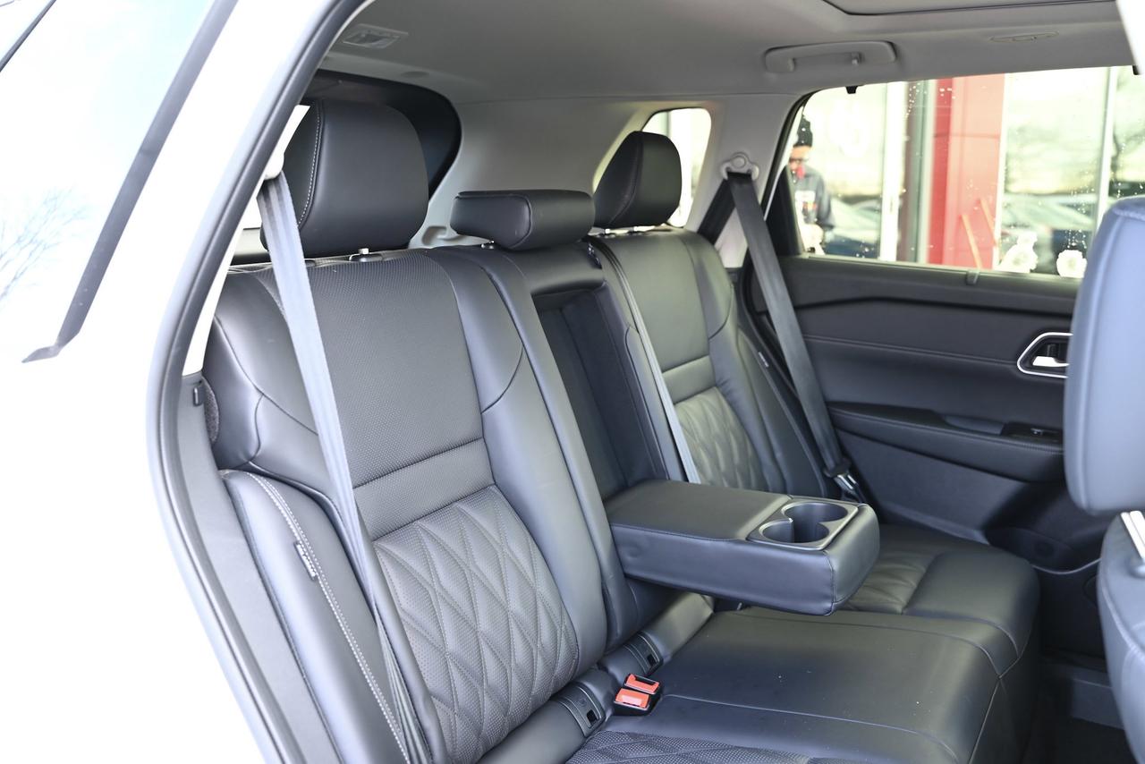 2025 Nissan Rogue Platinum/ AWD/ ONLY 8700 kilo/ Nissan Company Vehi Photo