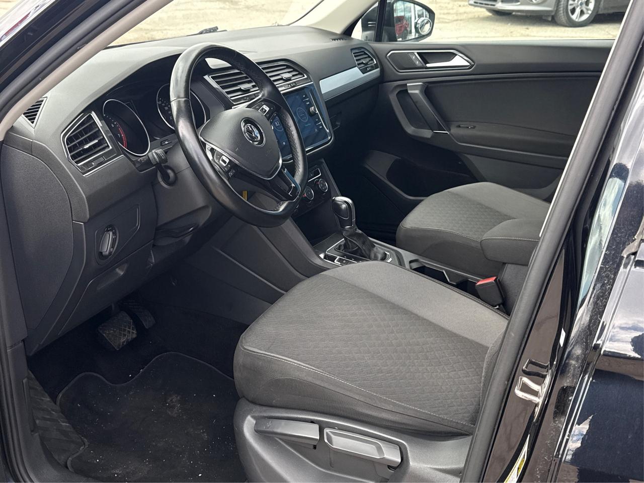 2018 Volkswagen Tiguan 4WD HEATED SEATS REAR CAM WE FINANCE ALL CREDIT! Photo