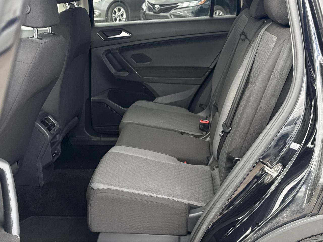 2018 Volkswagen Tiguan 4WD HEATED SEATS REAR CAM WE FINANCE ALL CREDIT! Photo