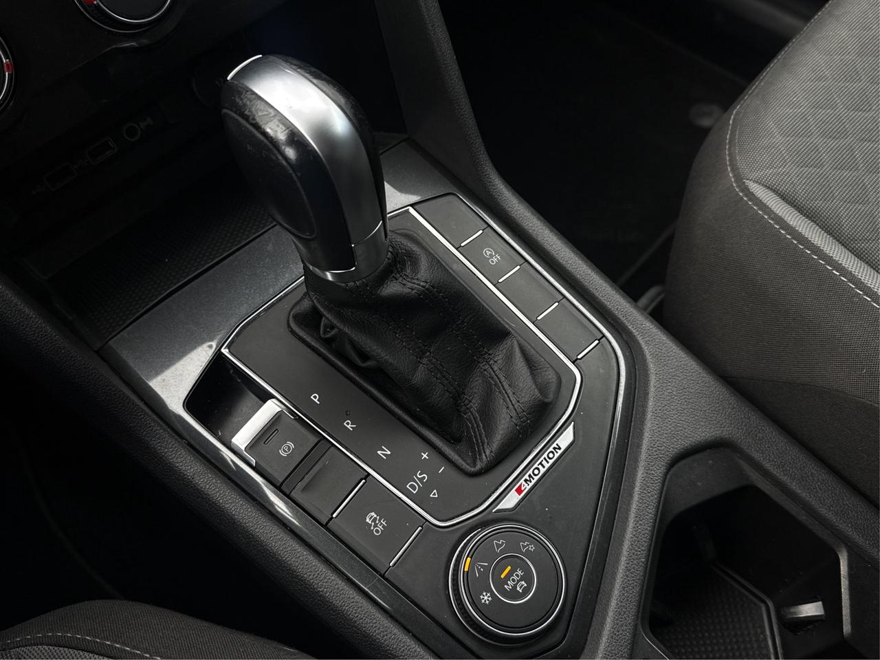 2018 Volkswagen Tiguan 4WD HEATED SEATS REAR CAM WE FINANCE ALL CREDIT! Photo