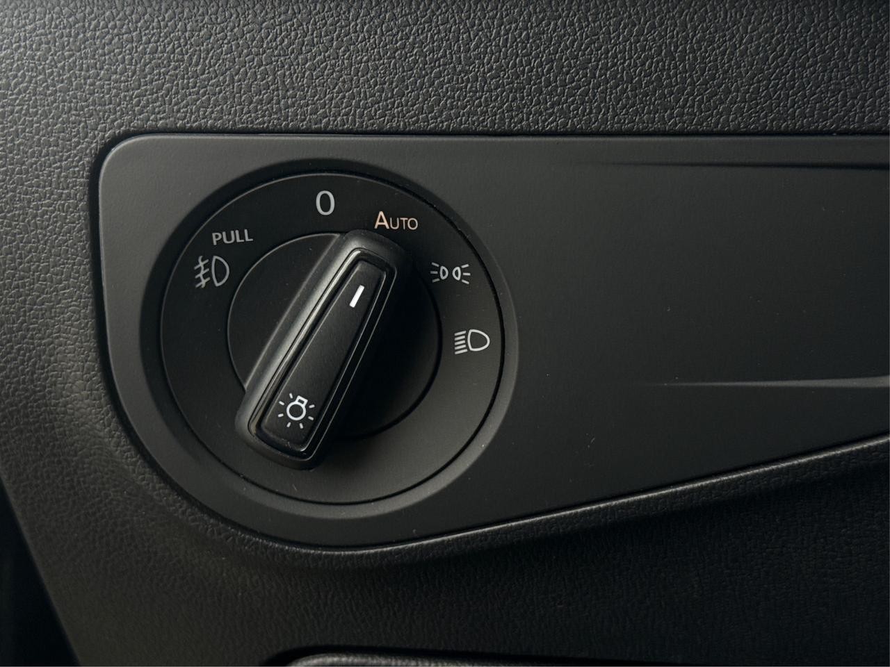 2018 Volkswagen Tiguan 4WD HEATED SEATS REAR CAM WE FINANCE ALL CREDIT! Photo