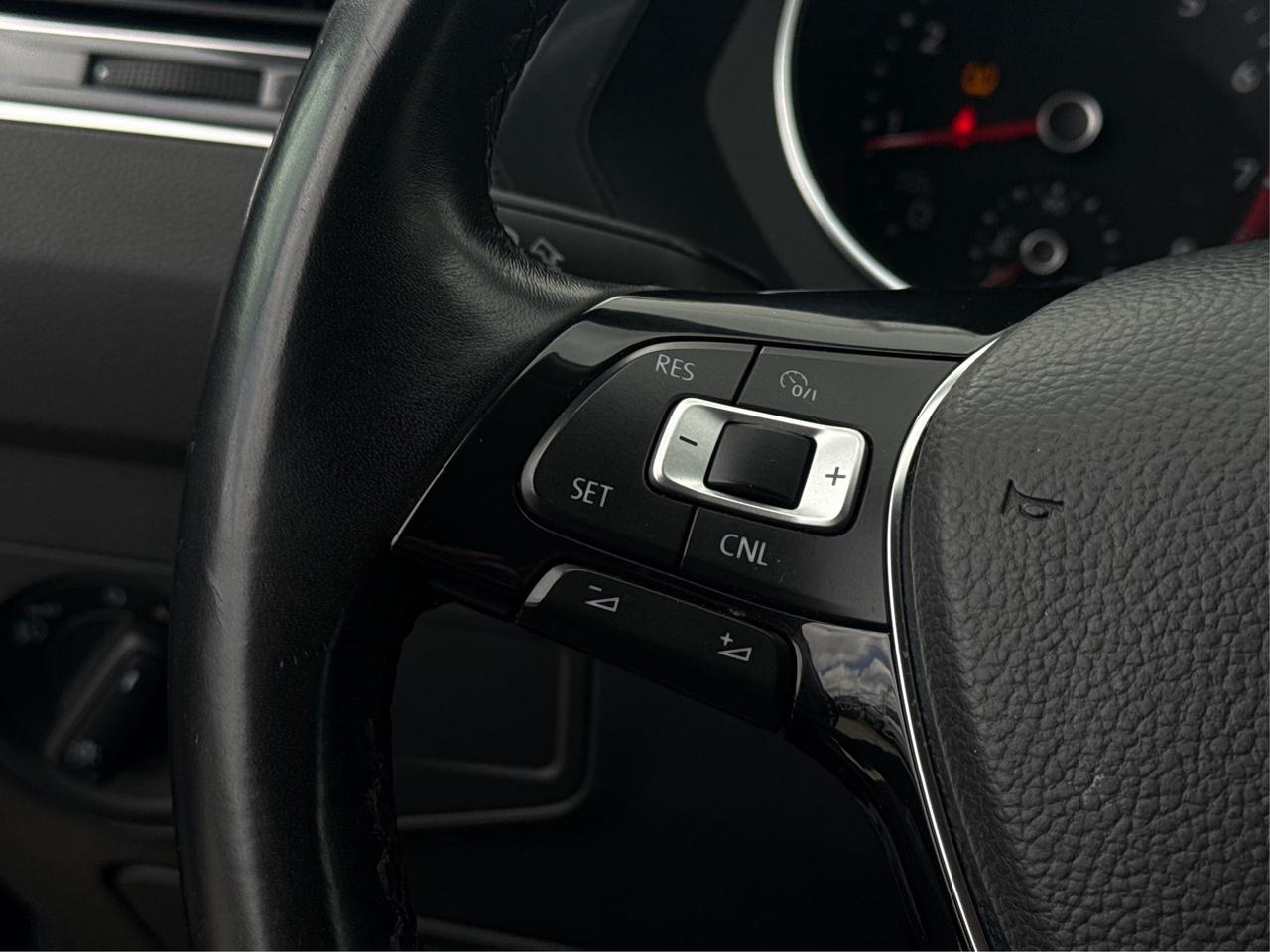 2018 Volkswagen Tiguan 4WD HEATED SEATS REAR CAM WE FINANCE ALL CREDIT! Photo