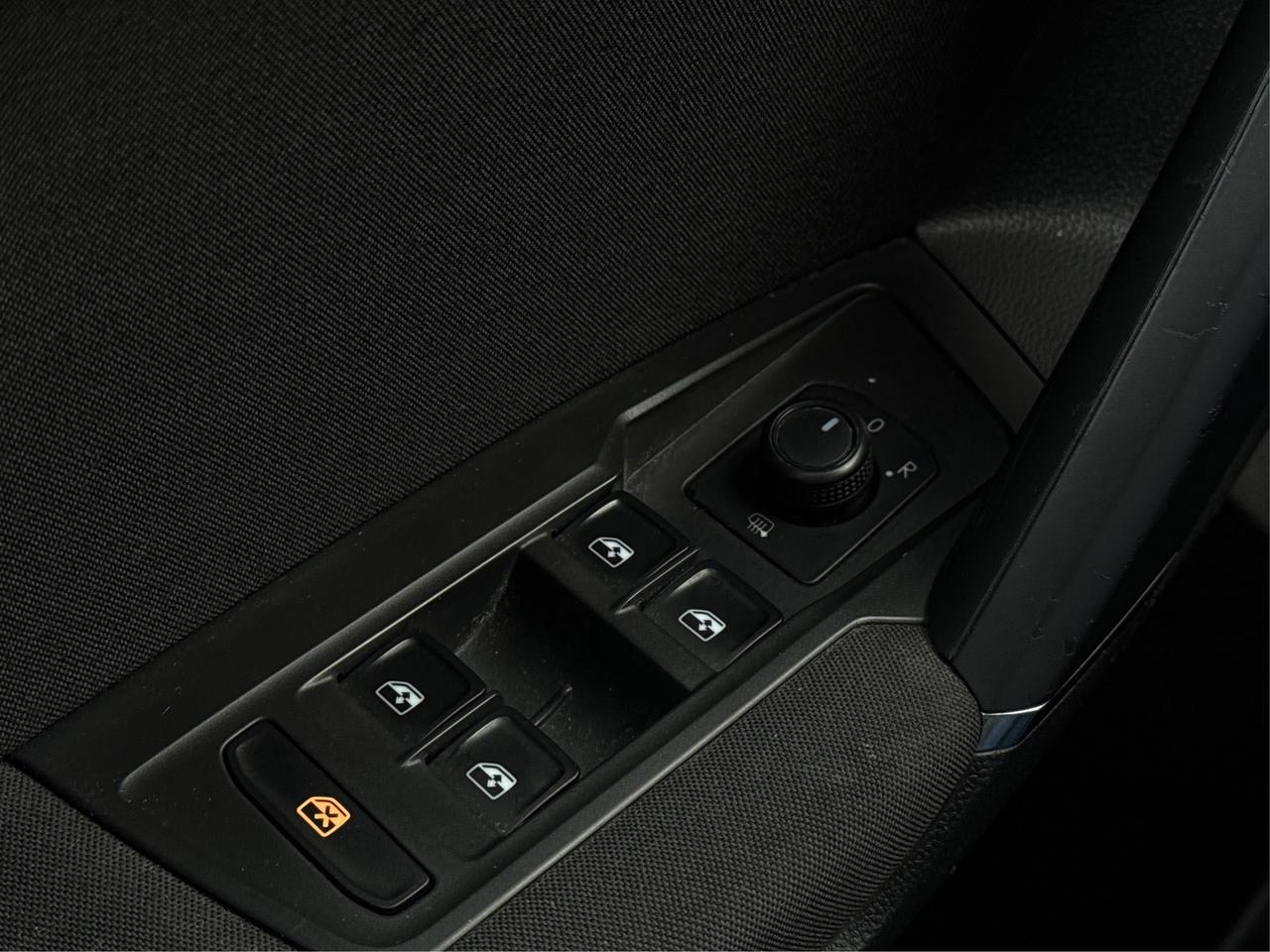 2018 Volkswagen Tiguan 4WD HEATED SEATS REAR CAM WE FINANCE ALL CREDIT! Photo