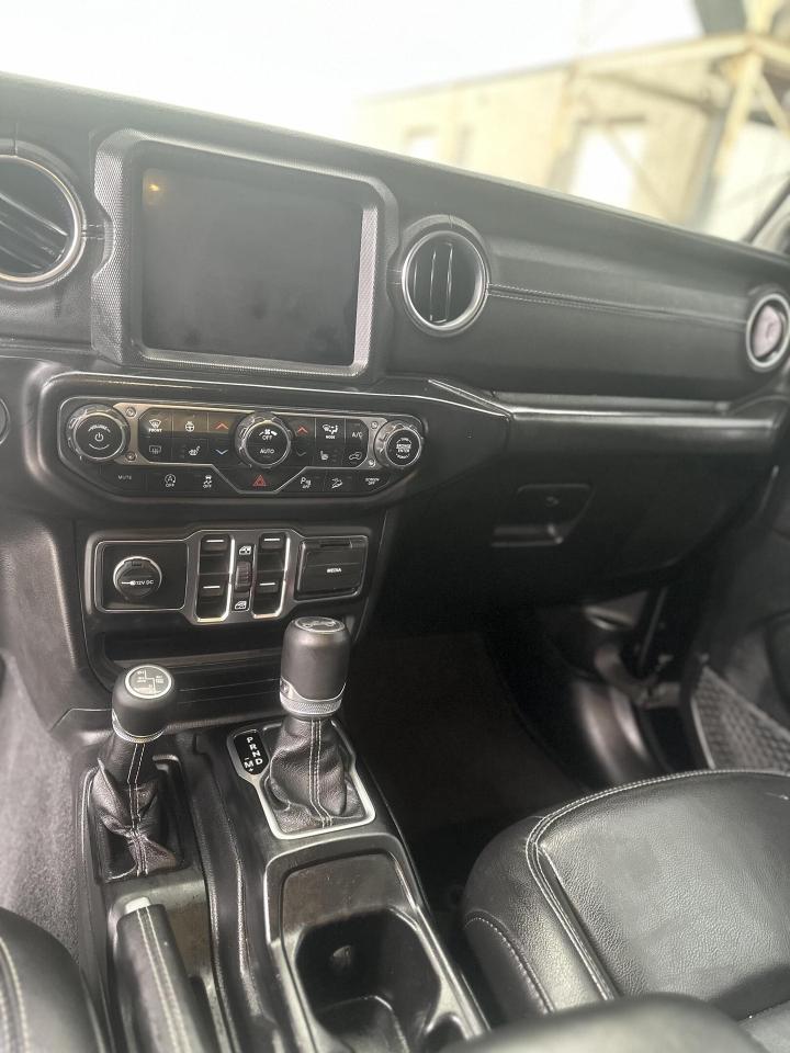 2019 Jeep WRANGLER UNLIMITED SAHARA 4x4, BACK UP CAMERA, LEATHER, ALLOYS Photo