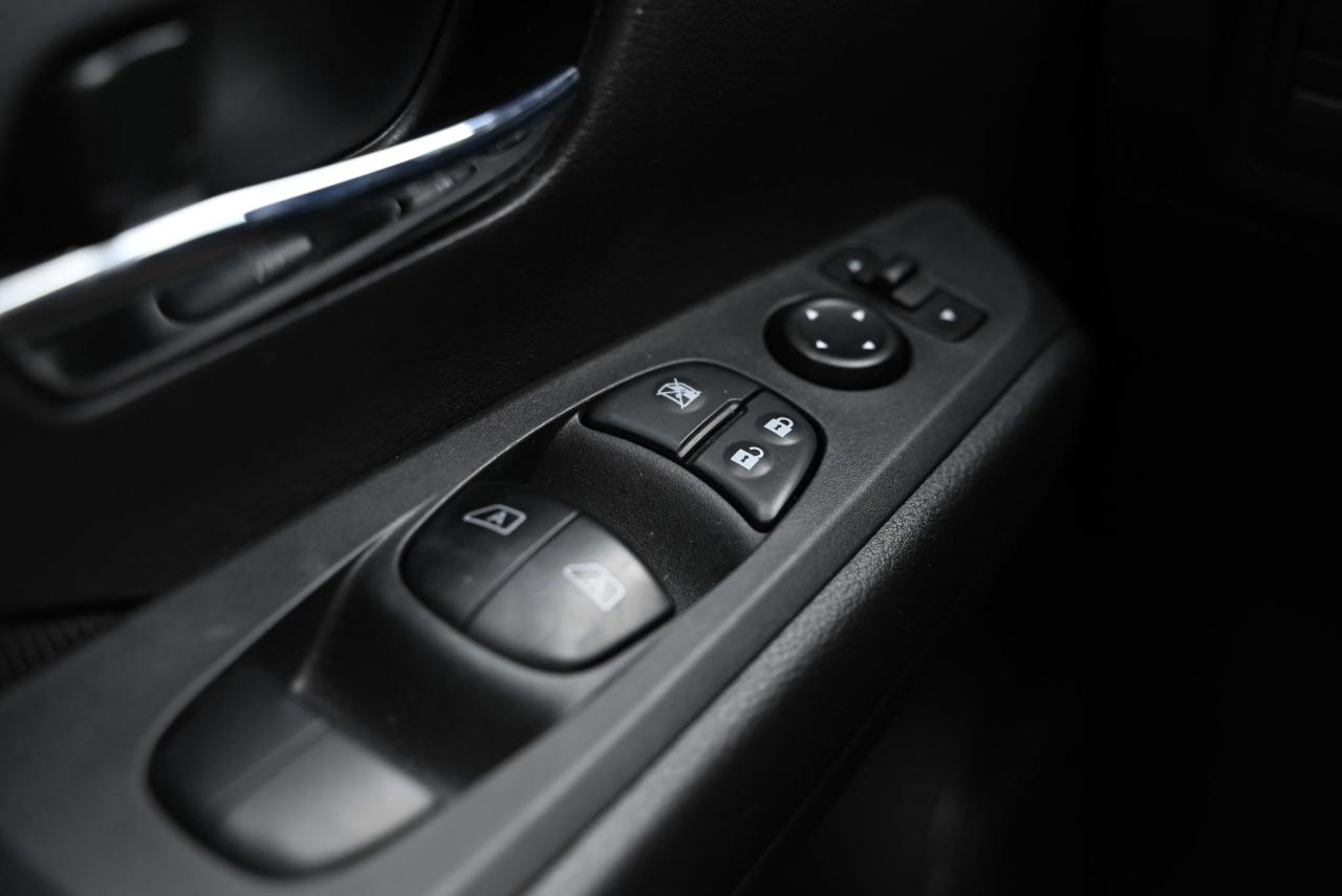 2024 Nissan Kicks SV FWD/ Nissan Company Vehicle/ Low kilo / Photo