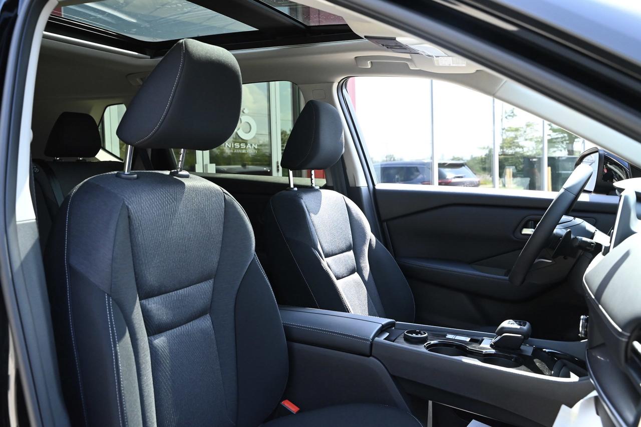 2025 Nissan Rogue SV PREMIUM   LEATHER   360 CAM/ POWER LIFTGATE Photo4