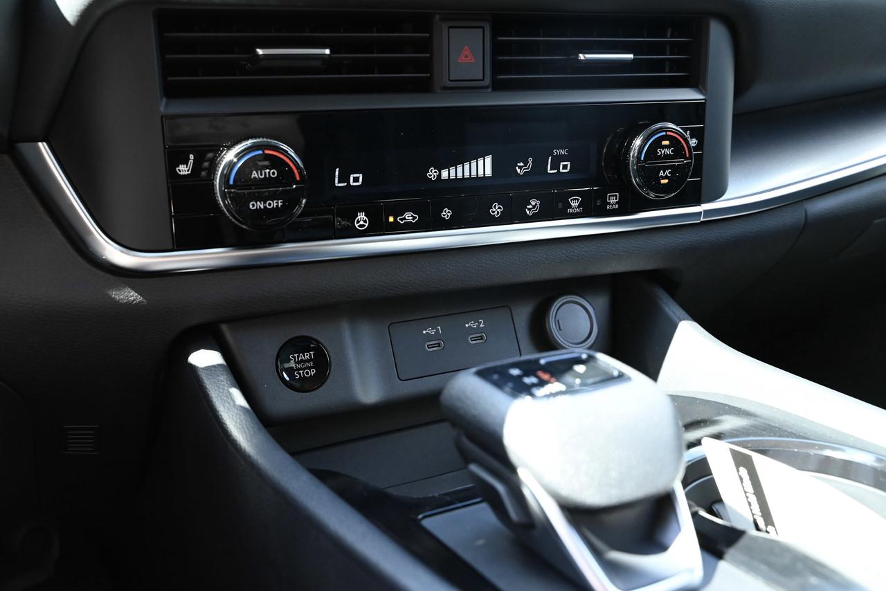 2025 Nissan Rogue SV PREMIUM   LEATHER   360 CAM/ POWER LIFTGATE Photo